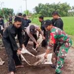 Bhabinkamtibmas Desa Getas Bangun Kedekatan Lewat Kerja Bakti Bersama Siswa PSHT