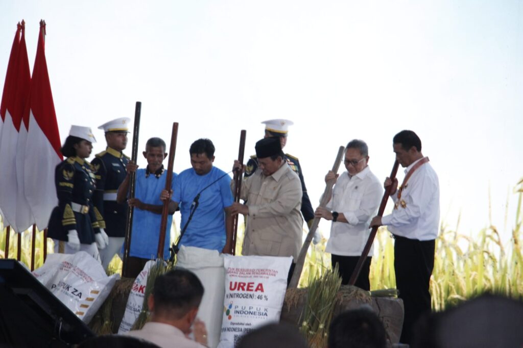 Pangkoarmada II Terima Satya Lancana Wirakarya Dari Presiden Prabowo Subianto