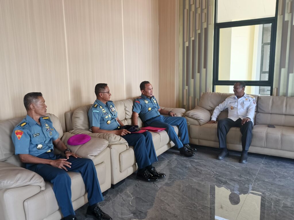 SILATURAHMI DAN TINGKATKAN INDUSTRI PERIKANAN, KOMANDAN KODAERAL XI LAKSANAKAN PERTEMUAN DENGAN GUBERNUR PAPUA SELATAN.