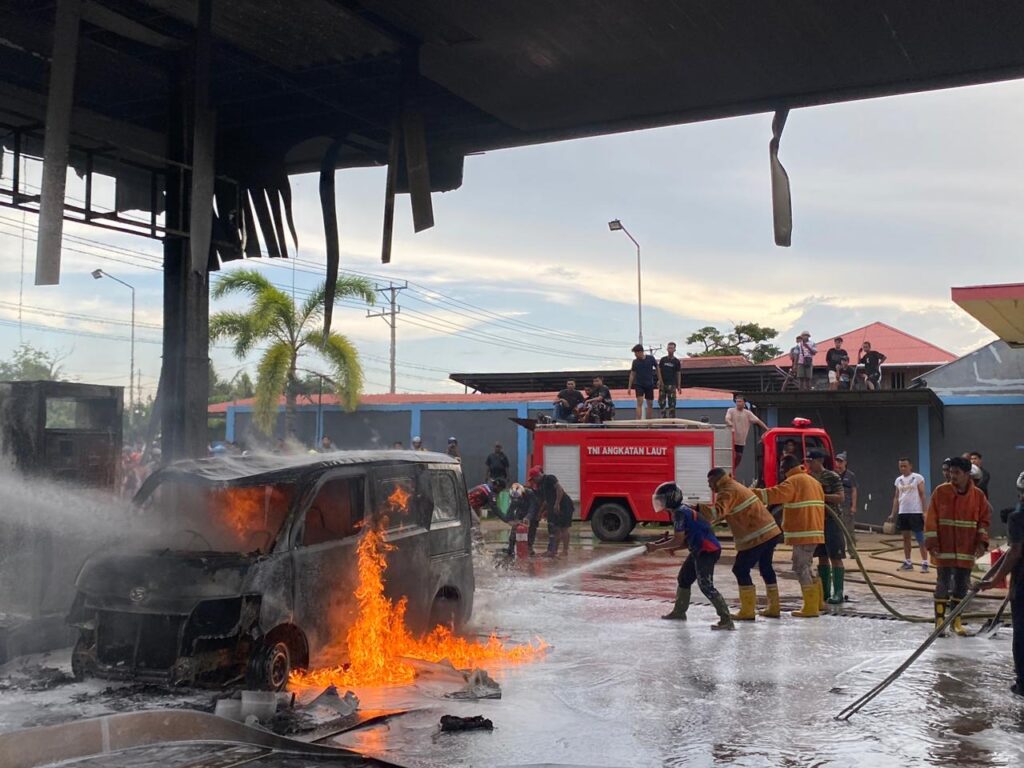 CEPAT DAN TANGGAP, KODAERAL XI KEMBALI PADAMKAN KEBAKARAN SPBU DI JALAN NOARI MERAUKE.