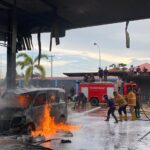 CEPAT DAN TANGGAP, KODAERAL XI KEMBALI PADAMKAN KEBAKARAN SPBU DI JALAN NOARI MERAUKE.