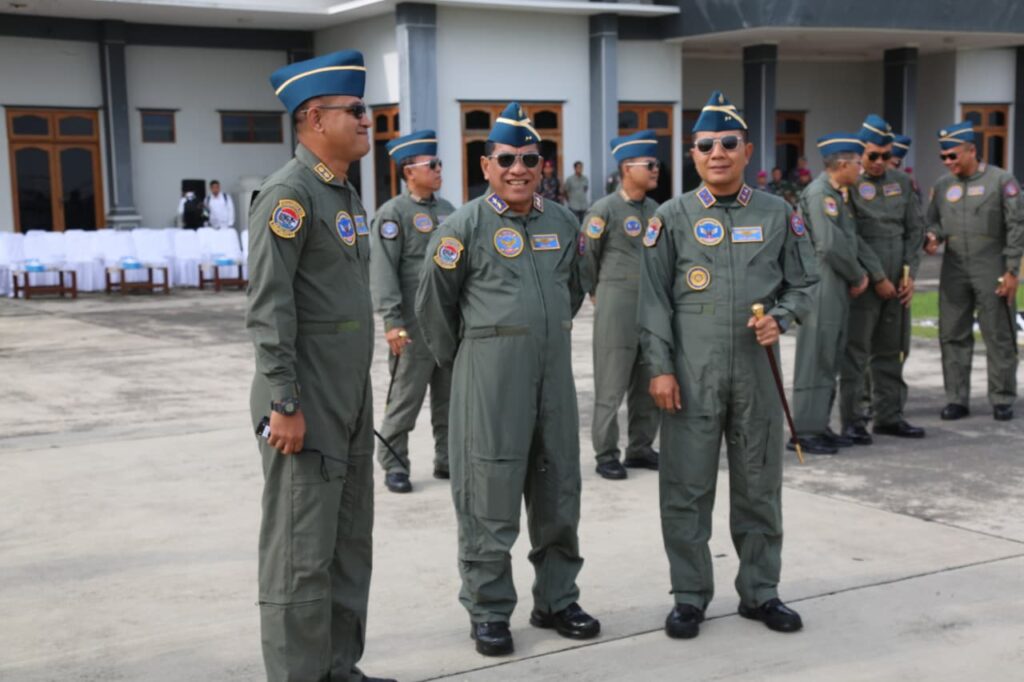 Pangkoarmada II Hadiri Penyematan Brevet Kehormatan Penerbang kepada Tujuh Pati TNI AL