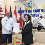 LLDIKTI Wilayah VII Serahkan Sertifikat kepada Universitas Hang Tuah
