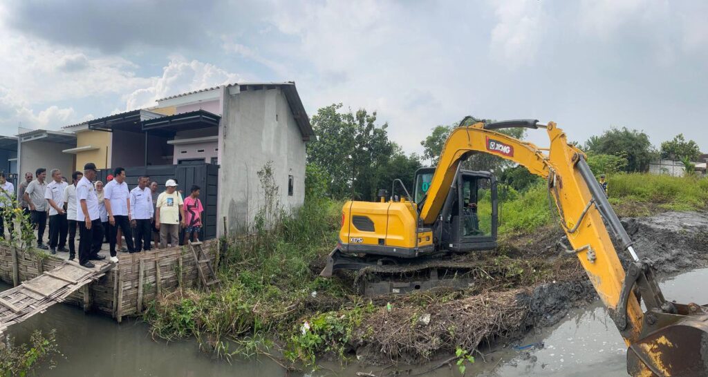 Saluran Irigasi di Wonoayu menyempit jadi 1,5 Meter, Bupati Sidoarjo Perintahkan Segera Normalisasi