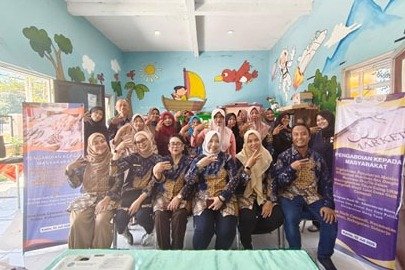 FISIP Universitas Hang Tuah Dampingi UMKM Desa Gisik Cemandi Tingkatkan Daya Saing melalui Digitalisasi Pemasaran